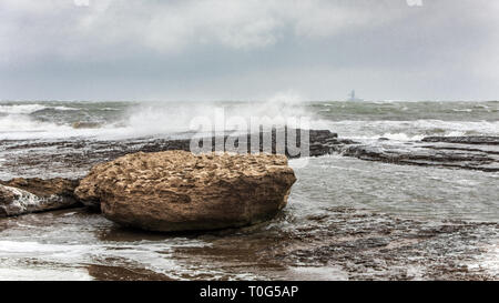 Splash von grossen Wellen auf einer felsigen Küste Landschaft Stockfoto