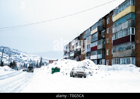 Typische Wohnhäuser im Dorf Sheregesh in Berg Shoria (Sibirien, Russland) Stockfoto