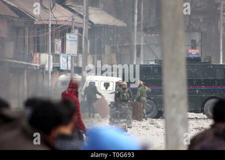 Pulwama, Indien. 19 Mär, 2019. Die Demonstranten während der Auseinandersetzungen mit der Polizei und paramilitärischen Personal gegen den Freiheitsentzug Tod von Rizwan Pandit, an Awantipora im Kaschmir Pulwama Bezirk, etwa 28 Kilometer von Srinagar. Rizwan, einem Lehrer der Schule, wurde von der Polizei von seiner Residenz zwei Tage zurück verhaftet und starb in Polizeigewahrsam. Credit: Muneeb ul-Islam/Pacific Press/Alamy leben Nachrichten Stockfoto