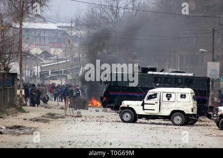 Pulwama, Indien. 19 Mär, 2019. Die Demonstranten während der Auseinandersetzungen mit der Polizei und paramilitärischen Personal gegen den Freiheitsentzug Tod von Rizwan Pandit, an Awantipora im Kaschmir Pulwama Bezirk, etwa 28 Kilometer von Srinagar. Rizwan, einem Lehrer der Schule, wurde von der Polizei von seiner Residenz zwei Tage zurück verhaftet und starb in Polizeigewahrsam. Credit: Muneeb ul-Islam/Pacific Press/Alamy leben Nachrichten Stockfoto