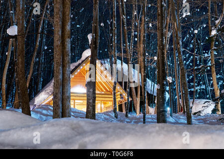 Schönes boutique Cottages mit Schnee Wetter im Winter bei Ninguru Terrasse in Furano Stadt, Hokkaido, Japan. Stockfoto