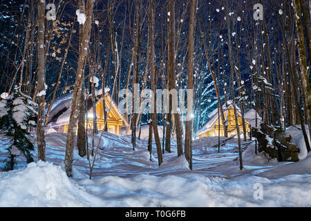 Schönes boutique Cottages mit Schnee Wetter im Winter bei Ninguru Terrasse in Furano Stadt, Hokkaido, Japan. Stockfoto