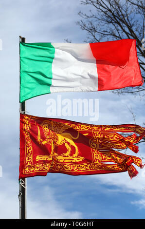 Venedig, VE, Italien - 4. Januar 2019: italienische Fahne und der Fahne der Region Venetien mit geflügelten Löwen Stockfoto