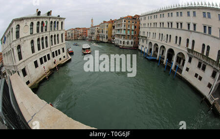 Sehr weiten Blick auf Canal Grande mit fischaugenobjektiv von der Rialtobrücke in Venedig Italien Stockfoto