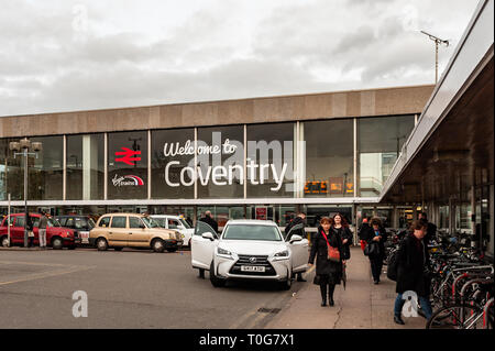 Taxis und Pendler Bahnhof außerhalb von Coventry, Coventry, West Midlands, UK. Stockfoto