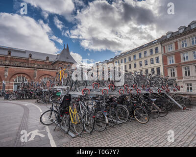 Fahrrad parken in zwei Decks in Kopenhagen main Rail Station, Dänemark Stockfoto