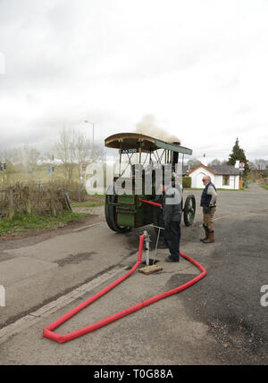 Eine Lokomobile gestoppt auf Wasser in Worcestershire, England, UK. Stockfoto