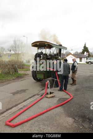 Eine Lokomobile gestoppt auf Wasser in Worcestershire, England, UK. Stockfoto