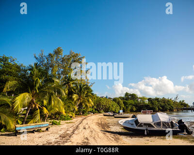 Pleaser Boote, Küste, Dunmore Town, Harbour Island, Eleuthera, Bahamas, in der Karibik. Stockfoto