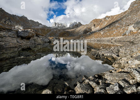 Kleiner See in der Nähe von Narethang Camp, Gasa Bezirk, Snowman Trek, Bhutan Stockfoto