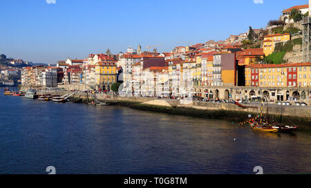 Porto Ribeira in Portugal sehen typische Gebäude und Boote Stockfoto