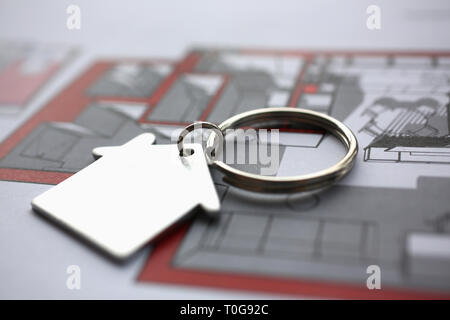 Metall Schlüsselanhänger in Form miniatur Haus liegt Stockfoto