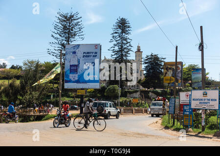 Verkehrsreichen Kreuzung mit indischen Moschee im Hintergrund, im Stadtzentrum von Fort Portal im Südwesten von Uganda, Ostafrika Stockfoto