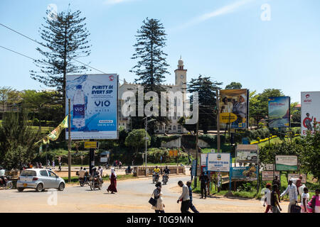 Verkehrsreichen Kreuzung mit indischen Moschee im Hintergrund, im Stadtzentrum von Fort Portal im Südwesten von Uganda, Ostafrika Stockfoto