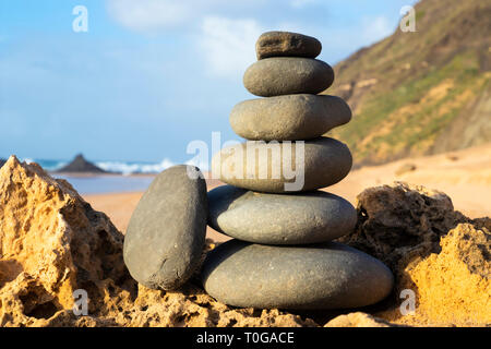 Stapel von Kieselsteinen Rock balancing Stein Stapel am Strand cairn Algarve Portugal EU Europa Stockfoto