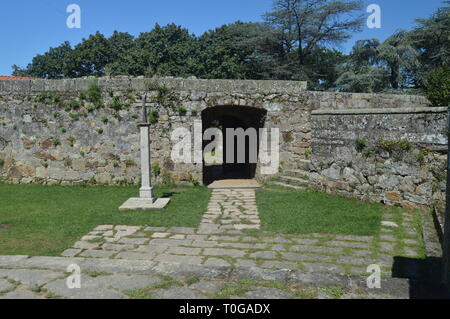 Eingang zum Schloss von San Sebastian im Berg von Castro in Vigo entfernt. Natur, Architektur, Geschichte, Reisen. August 16, 2014. Vigo, Ponte Stockfoto