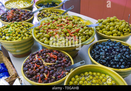 Viele verschiedene Arten von Oliven für Verkauf durch Wiegen und in großen Schüsseln angezeigt, für den Verkauf in einem deli. Stockfoto