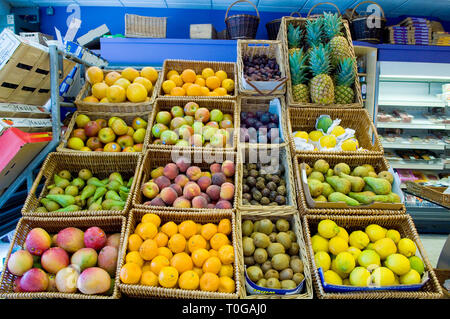 Verschiedene Körbe von Obst für den Verkauf in einem Supermarkt. Stockfoto