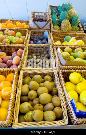 Verschiedene Körbe von Obst für den Verkauf in einem Supermarkt. Stockfoto