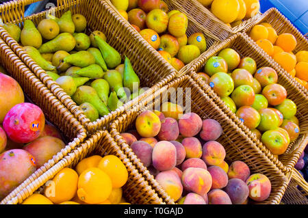 Verschiedene Körbe von Obst für den Verkauf in einem Supermarkt. Stockfoto