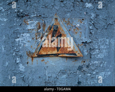 Vintage verwitterten Hochspannungswarnung Warnschild mit Blitz auf alten rostigen Umspannwerk Panel Stockfoto