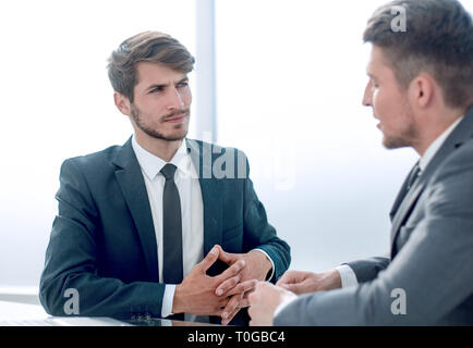 Kollegen füllen wichtige Dokumente Stockfoto