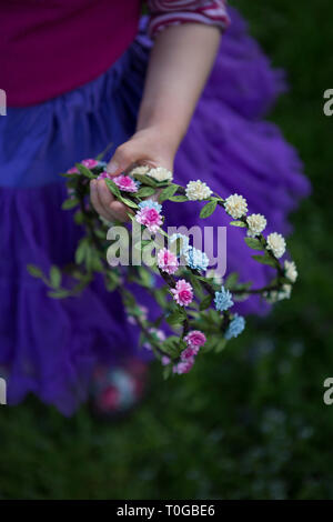 Handgefertigte boho style Blumengirlanden durch ein Kind gehalten Stockfoto