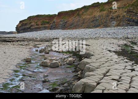 Die freiliegenden Simsen und Gesteinsschichten entlang der Küste auf den Bristol Channel Küste bei Kilve in Somerset UK bei Ebbe Stockfoto