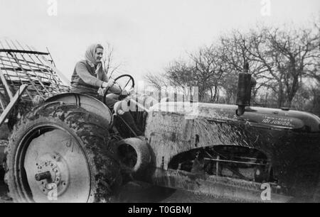 Bäuerin auf dem Traktor in Wisconsin, Ca. 1945. Stockfoto