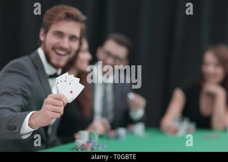 Spieler im Casino mit einer Kombination aus vier Asse. Stockfoto