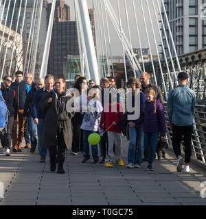 LONDON - 15. FEBRUAR 2019: Hungerford Brücke überquert den Fluss Themse in London und liegt zwischen der Waterloo Bridge und Westminster Bridge. Ansicht der Rückseite große Stockfoto