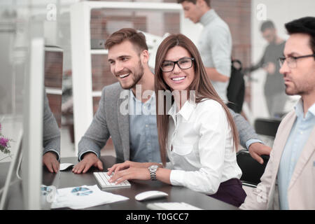 Gruppe von Geschäftsleuten im Büro sitzen Stockfoto
