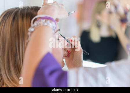 Verona, Italien - 4 April 2016: Auftragen von lidschatten auf den Augenlidern in einem Schönheitssalon. Stockfoto