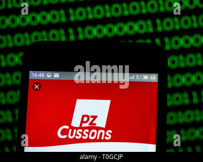 PZ Cussons plc Firmenlogo auf dem Smartphone angezeigt. Stockfoto