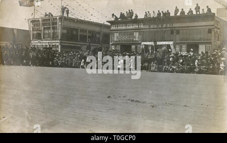 Antikes Foto aus dem Jahr 1908, Kavallerie der Armee bei der „Parade für die große weiße Flotte“ auf der Van Ness Ave., San Francisco, Kalifornien, am 7th. Mai 1908. QUELLE: ORIGINALFOTO Stockfoto