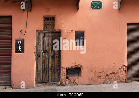 Schöne alte Straße von Marrakesch mit roten Gebäude und alte Türen, Marokko. Stockfoto