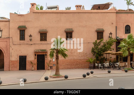 Schöne alte Straße von Marrakesch mit roten Gebäude und alte Türen, Marokko. Stockfoto