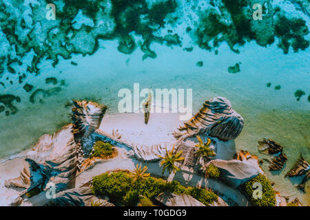 Luftbild der Küste Form der Schönen berühmten Paradise tropischen Strand Anse Source D Argent auf der Insel La Digue, Seychellen. Sommer Urlaub Stockfoto