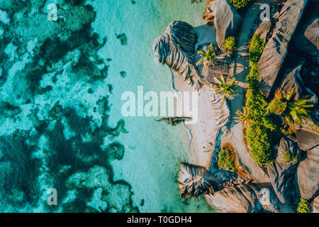 Luftbild von berühmten paradiselike tropischen Strand Anse Source D Argent auf der Insel La Digue, Seychellen. Sommer Urlaub, Reise und Lifestyle Konzept Stockfoto