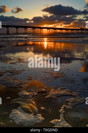 Friedliche, inspirierend, ruhigen Sonnenuntergang, Reflexion von Wolken am Ocean Beach mit Pier ragt in den Pazifischen Ozean, San Diego, Kalifornien. Stockfoto