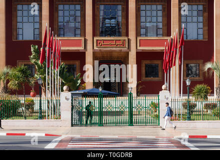 Avenue Mohammed V mit der Fassade des Gebäudes an einem sonnigen Tag, Rabat, Marokko. Stockfoto