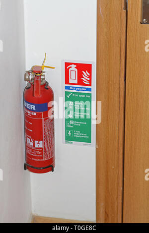 London, Großbritannien, 11. Oktober 2010: Obligatorische Feuerlöscher an der Wand für die Verwendung zu Hause in London, UK. Stockfoto