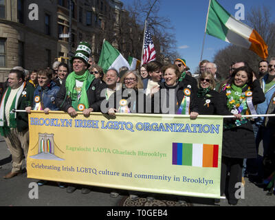 Erste LGBTQ Gruppe bis März unter Ihren eigenen Banner in der Vierundvierzigsten Geschichte des Irischen Amerikanischen Tag/Brooklyn St. Patrick's Day Parade auf 3/17/19. Stockfoto