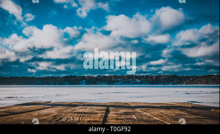 Arbeitsplatte mit Blick auf den Winter Lake. Winter Pavillon am Ufer eines zugefrorenen See. Stockfoto