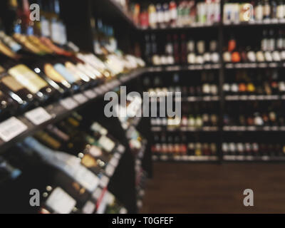 Wein Regal in Store verschwommenen Hintergrund. Alkohol Thema Stockfoto