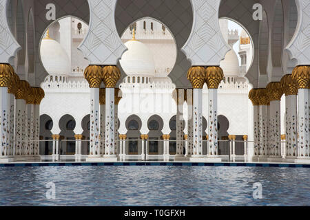 In der Sheikh Zayed Grand Moschee, Abu Dhabi, VAE. Die größte Moschee des Landes. Stockfoto