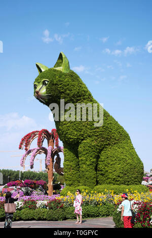 DUBAI, VAE, November 2018 Touristen in Dubailand mit riesigen Struktur einer grüne Katze. Stockfoto