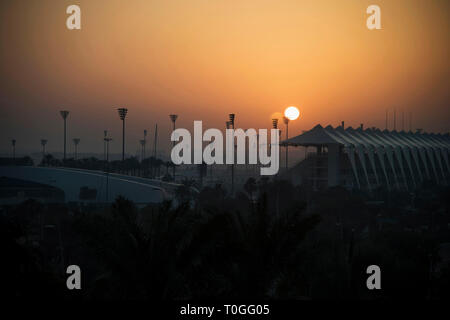 Untergehende Sonne mit Yas Marina Circuit teilweise gesehen, Dubai, Vereinigte Arabische Emirate. Stockfoto