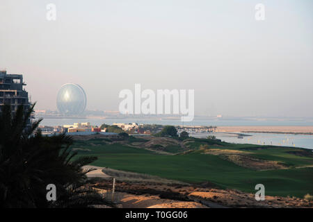 Blick auf den Golfplatz und das Meer vom Balkon des Radisson Blue Hotel, Dubai, Vereinigte Arabische Emirate. Stockfoto