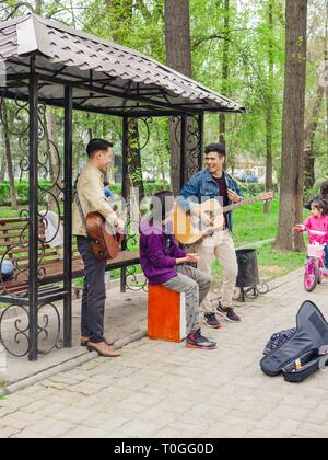 Bischkek, Kirgisistan - April 14, 2018: Das Festival Musik Band spielt im Park während des Karnevals. Stockfoto